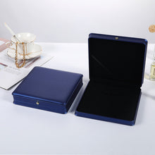 Load image into Gallery viewer, PU crown buckle flip jewelry box (AE4079)